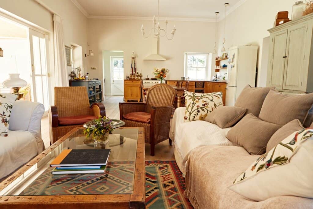 כך תיצרו סלון כפרי בעזרת תאורה