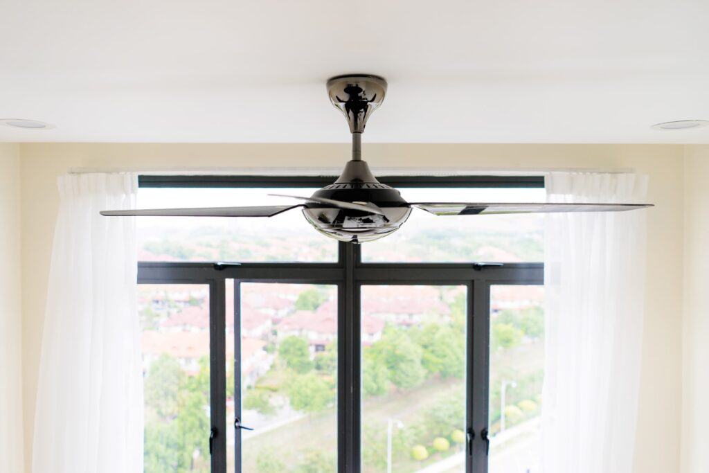 תאורה לסלון הכוללת מאוורר